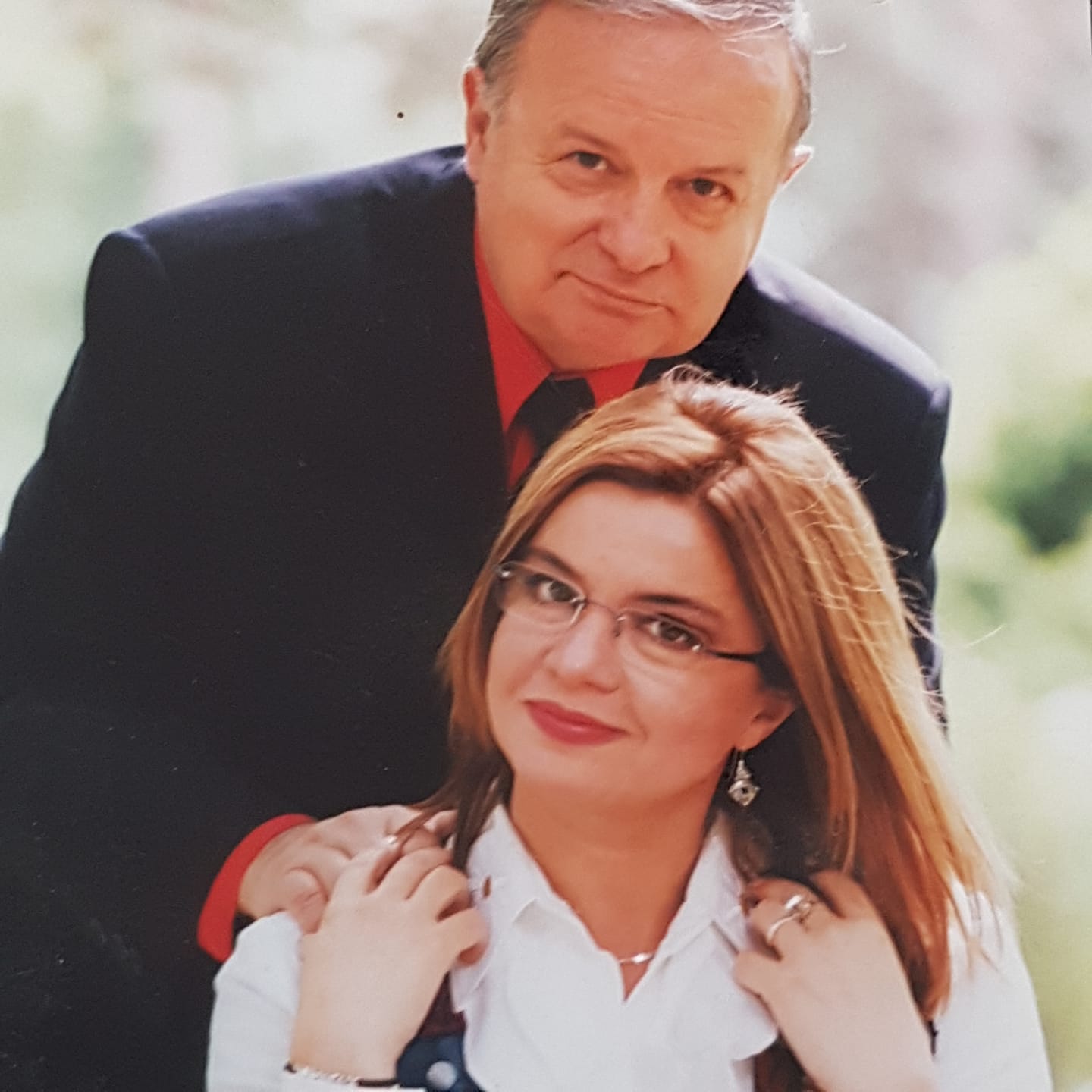 Cristian Țopescu ținând mâinile pe umerii fiicei sale, Cristina Țopescu