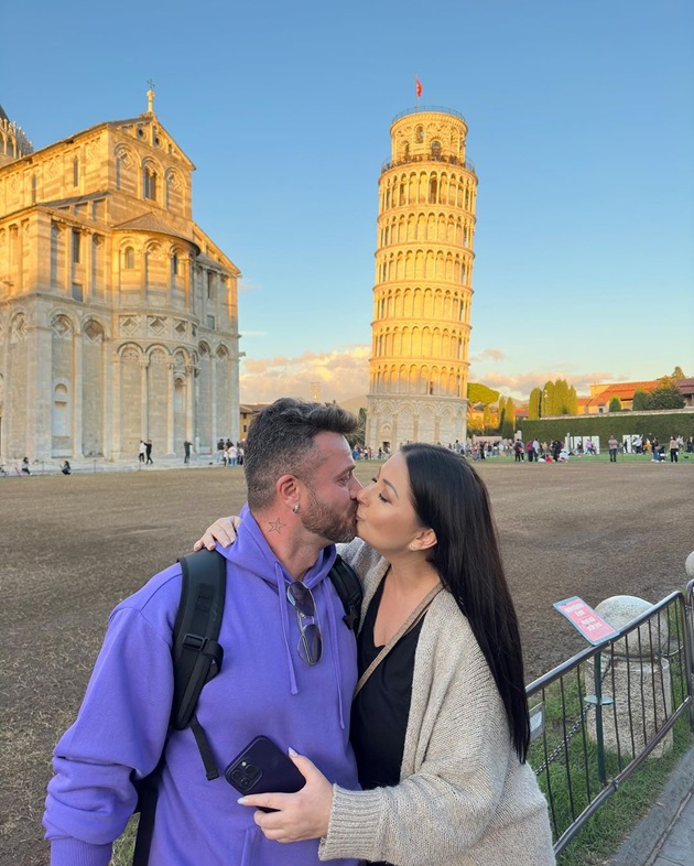 Gabriela Cristea și Tavi Clonda, sărutându-se lângă Turnul din Pisa