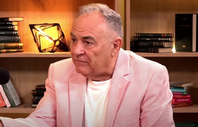 George Rotaru la 71 de ani, în podcastul „Altceva cu Adrian Artene”, purtând un tricou alb și un sacou cu dungi roz și albe