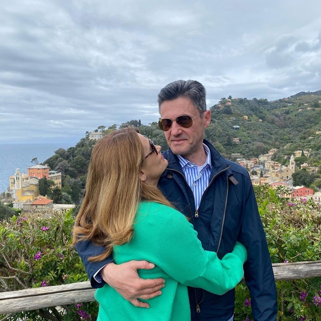 Elvira Deatcu îmbrățișându-și soțul în timpul unei vacanțe în Portofino