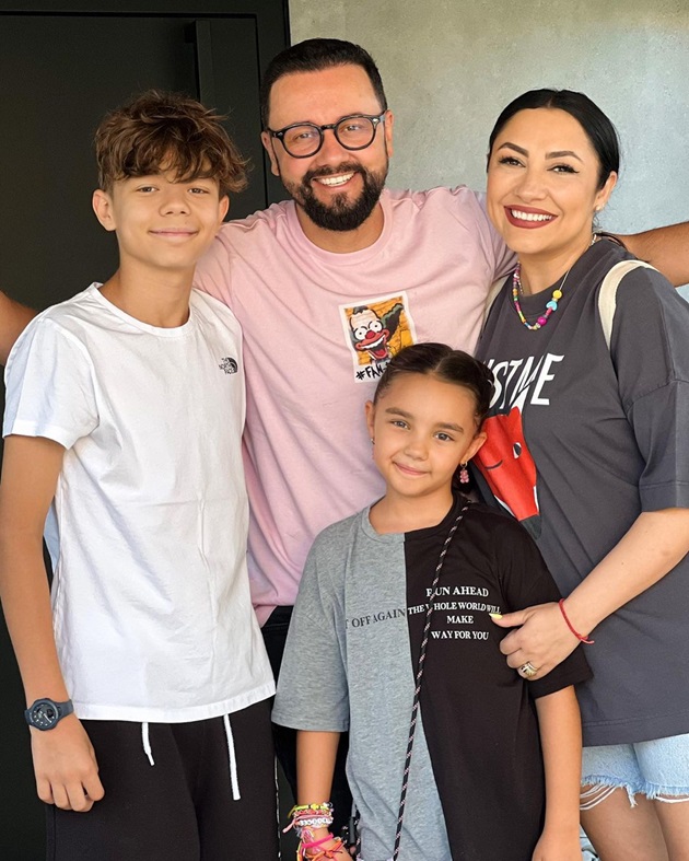 Poză de familie cu Andra, Cătălin Măruță și cei doi copii ai lor, Eva și David