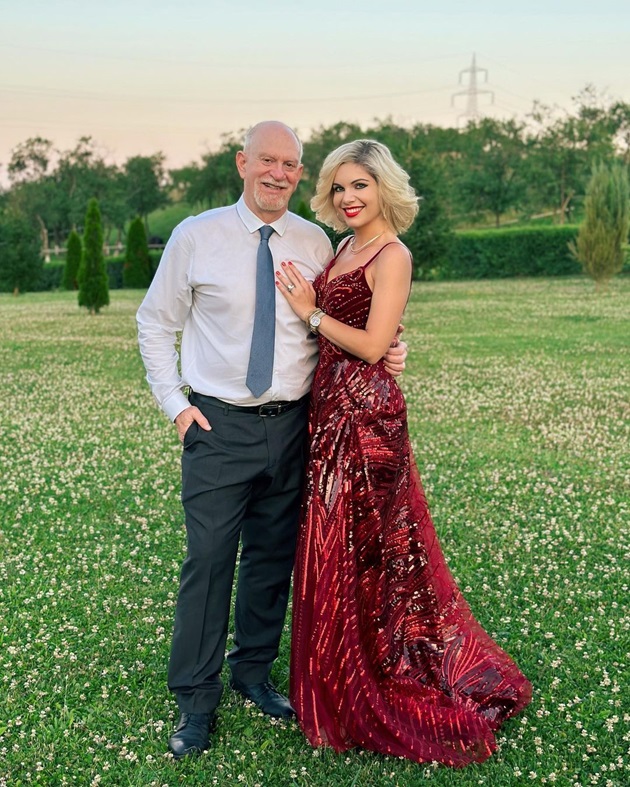 Iasmina Hill alături de milionarul american Bradford Aaron Hill, la o nuntă în România, îmbrăcați elegant, în rochie lungă, respectiv pantaloni și cămașă