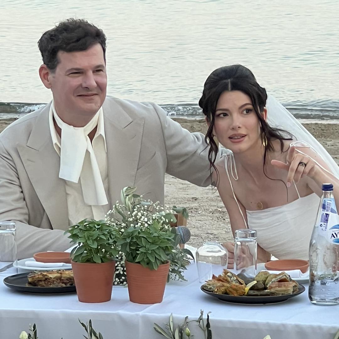 Anca Lungu mireasă, alături de soțul ei, la masă, pe plajă, în ziua nunții lor