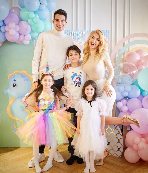 Andreea Bălan și Victor Cornea la o petrecere pentru copii, alături de fiicele ei din mariajul cu George Burcea și de fiul lui dintr-o relație anterioară