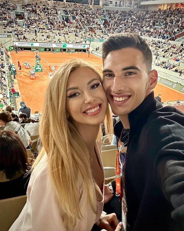 Andreea Bălan și Victor Cornea, zâmbitori, asistând împreună la un meci de tenis