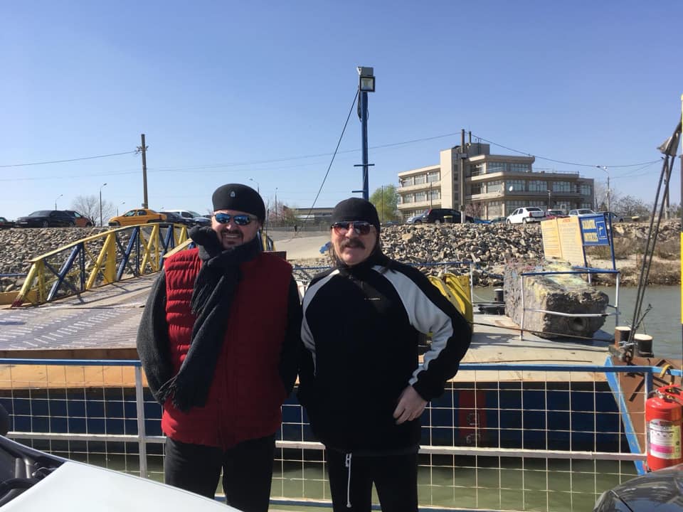 Victor Socaciu și Vasile Șeicaru în timpul unui turneu, în timp ce traversau Dunărea pentru a susține un spectacol