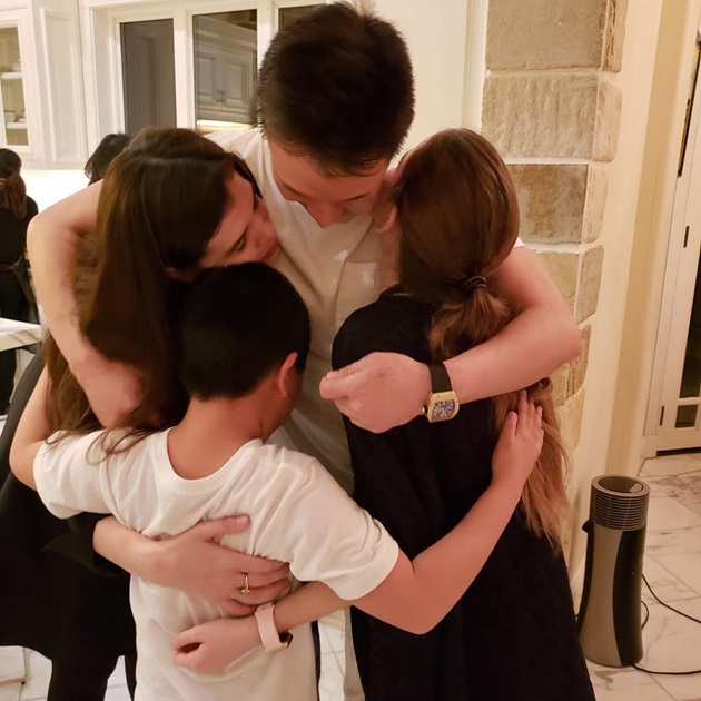 Îmbrățișare de familie între Monica Gabor, Mr Pink și copiii lor