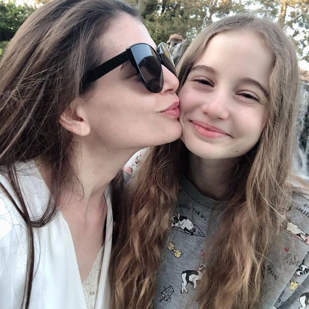 Monica Gabor sărutând-o pe obraz pe Irina Columbeanu, fiica ei din mariajul cu Irinel Columbeanu