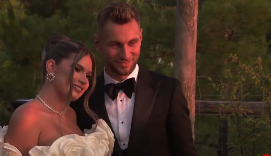 Vanessa Drăguș sprijinindu-și capul pe umărul lui Denis Drăguș, în ziua nunții lor, în timp ce erau îmbrăcați în mire și mireasă