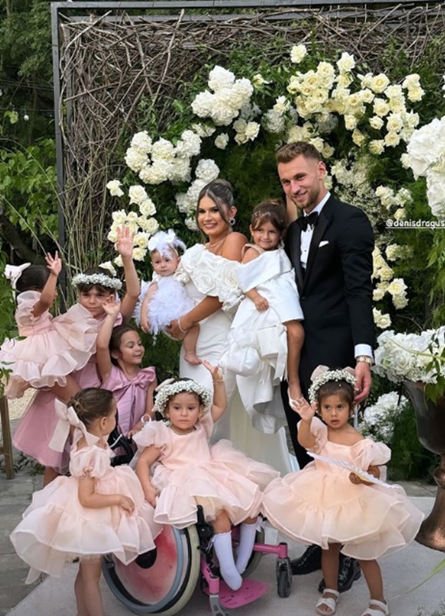 Vanessa și Denis Drăguș, mire și mireasă, în ziua nunții, alături de domnișoarele de onoare, care au fost îmbrăcate în rochițe identice și au purtat coronițe din flori pe cap