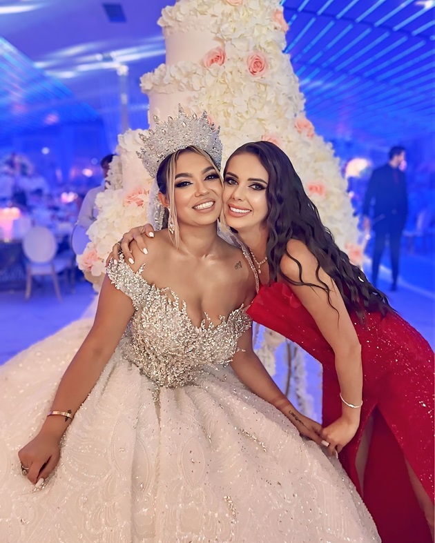 Georgiana Lobonț îmbrățișând-o pe Adriana Simionescu în noaptea nunții ei