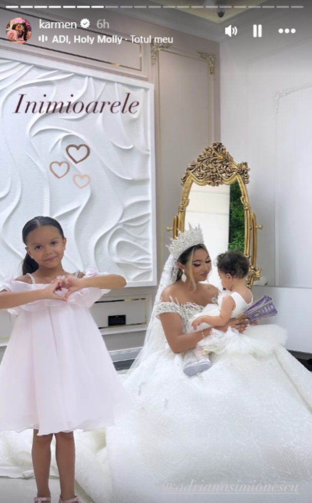 Adriana Simionescu în rochie de mireasă, ținându-și fetița în brațe, în ziua nunții sale, în timp ce lângă ele stătea fata lui Karmen Simionescu, în rochie albă și ea