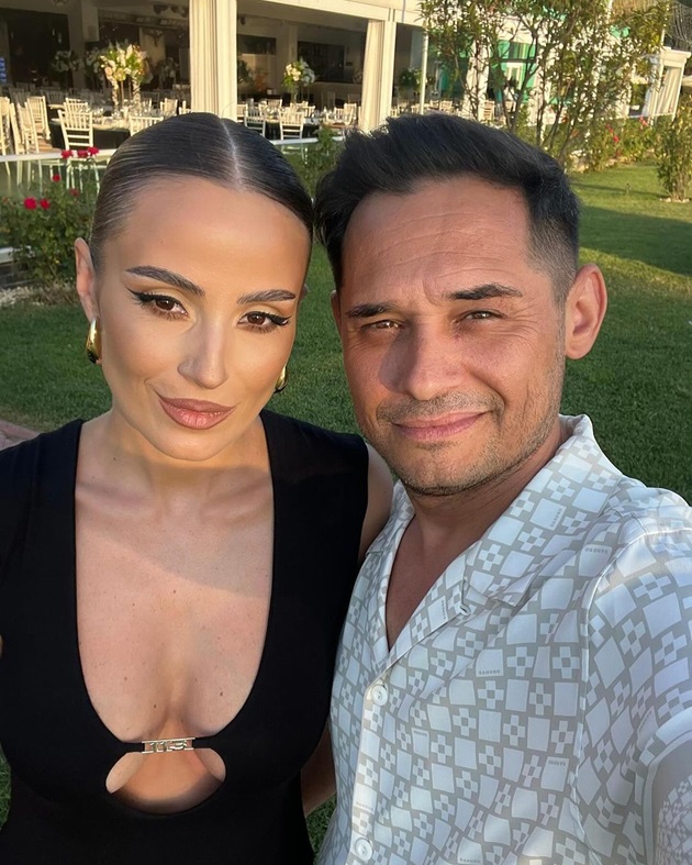 Mihai Rait și soția, îmbrăcați elegant, în timp ce își făceau un selfie la nunta finului lor, Alex Bogdan
