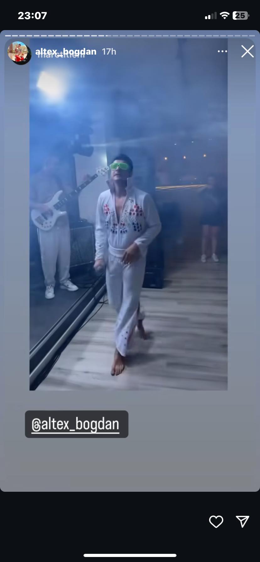 Alex Bogdan costumat în Elvis Presley la propria nuntă, fotografiat în timp ce interpreta melodii celebre