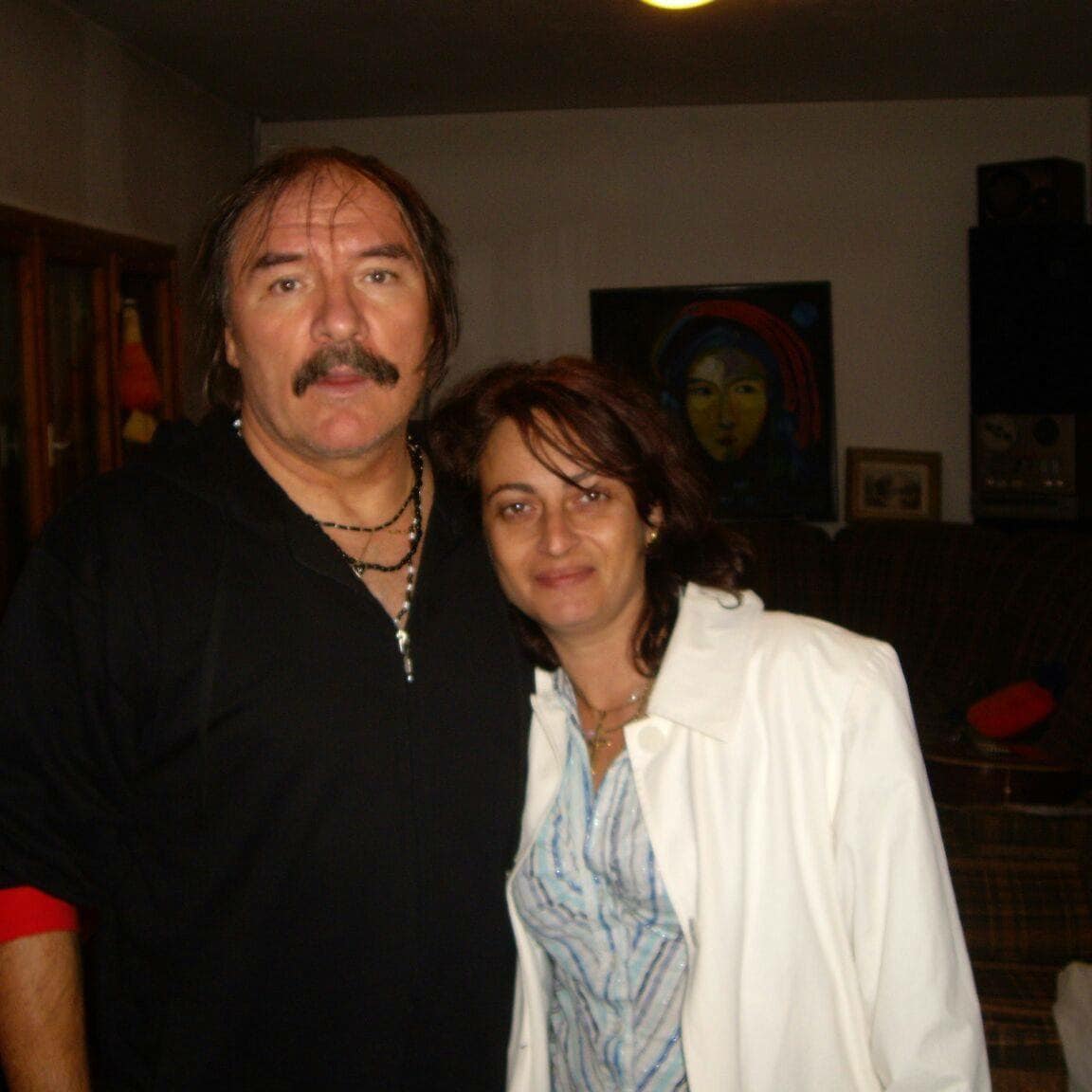 Liliana Mocanu sprijinindu-și capul pe umărul folkistului Vasile Șeicaru