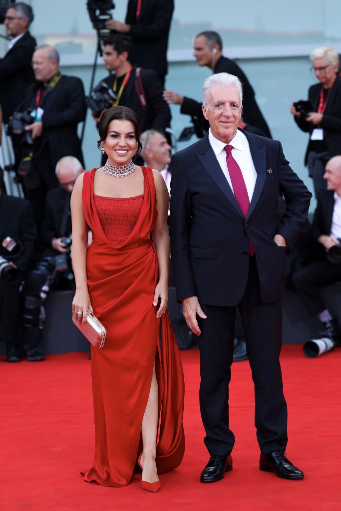 Romina Gingașu și Piero Ferrari pe covorul roșu, susținând filmul „Ferrari” la cel de-al 80-lea Festival Internațional de Film de la Veneția, pe 31 august 2023 în Veneția, Italia