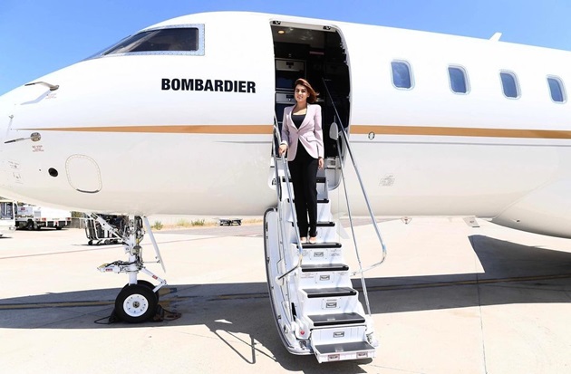 Romina Gingașu pe scara unui avion pe care scrie Bombardier, numele firmei la care lucrează