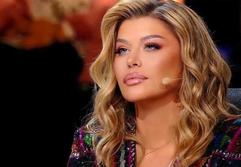 Loredana Groza cu microfonul la gură și casca în ureche, în timpul emisiunii X Factor