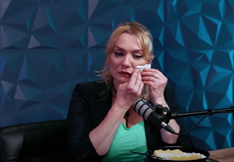 Cristina Cioran ștergându-și lacrimile, în timpul podcastului lui Bursucu.