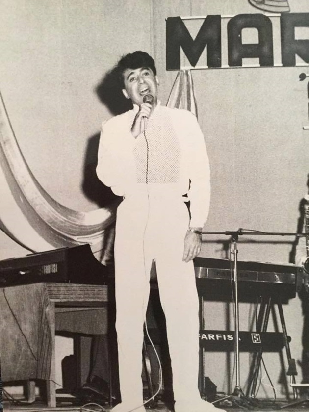 Imagine alb-negru cu Gabriel Dorobanțu pe scenă, în anul 1982, cu microfonul în mână