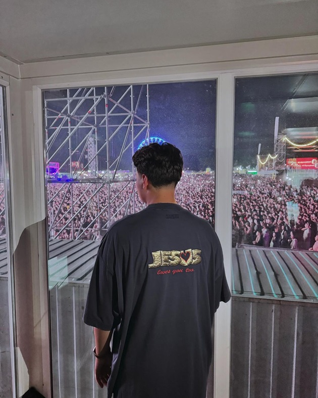 Selly admirând de la distanță publicul numeros de la Beach Please, festivalul în organizarea căruia s-a implicat