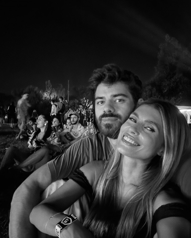 Imagine alb-negru cu Sânziana Negru alături de iubitul ei, Ștefan Floroaica, de la festivalul Electric Castle