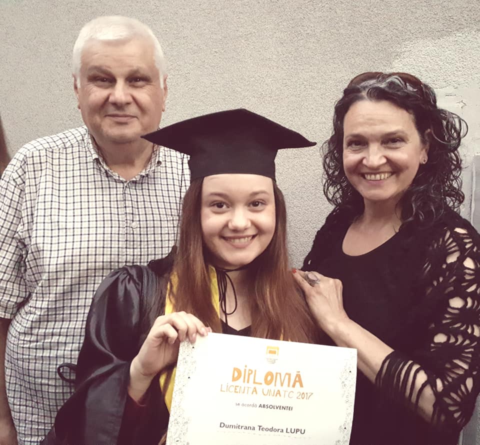 Ileana Șipoteanu alături de Dumitru Lupu și de fiica lor, în ziua absolvirii acesteia, în timp ce tânăra ținea diploma de licență în mână și era îmbrăcată în robă și cu tocă pe cap
