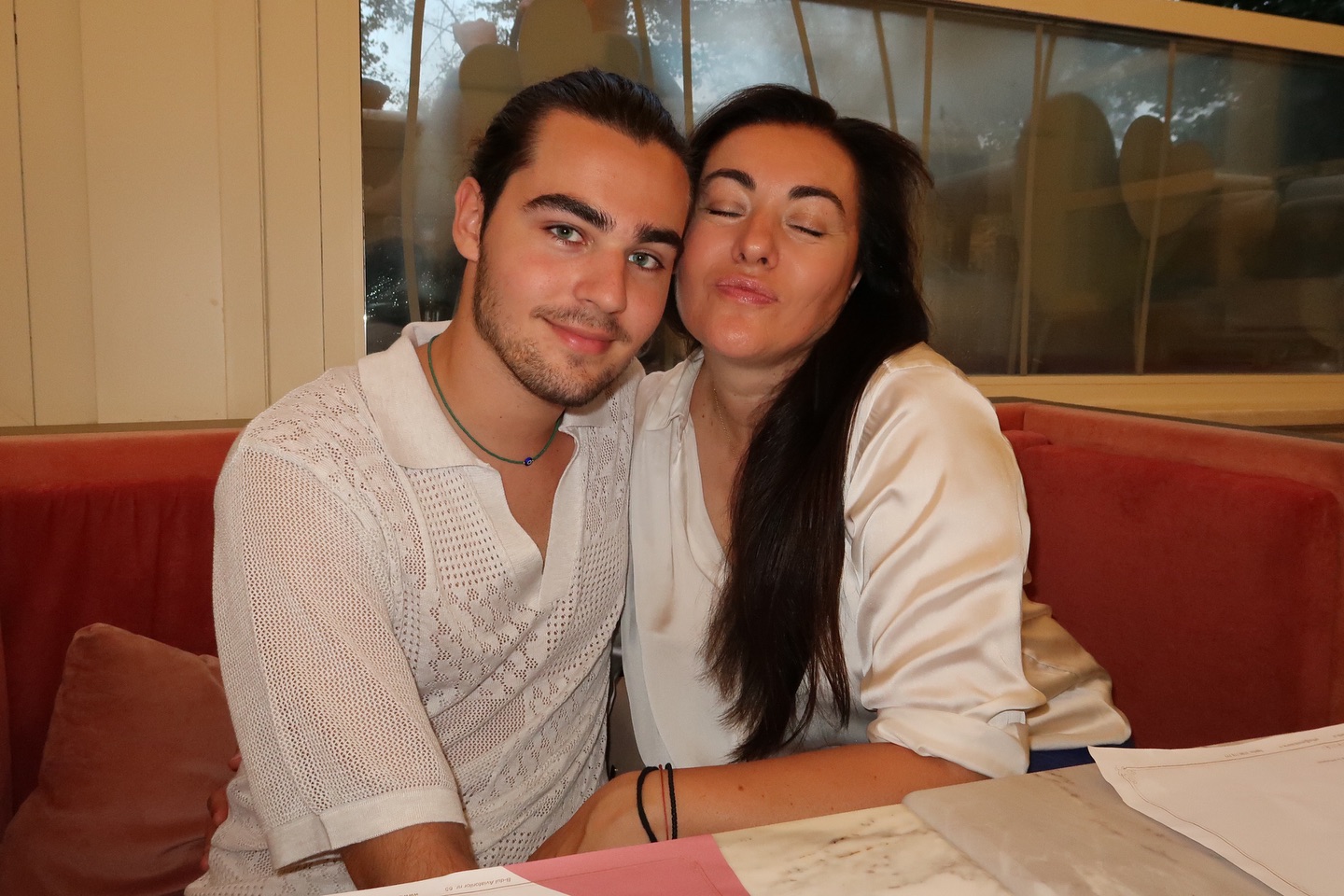 Radu Ștefan Bănică, alături de mama lui, Camelia Constantinescu, la restaurant, de ziua ei