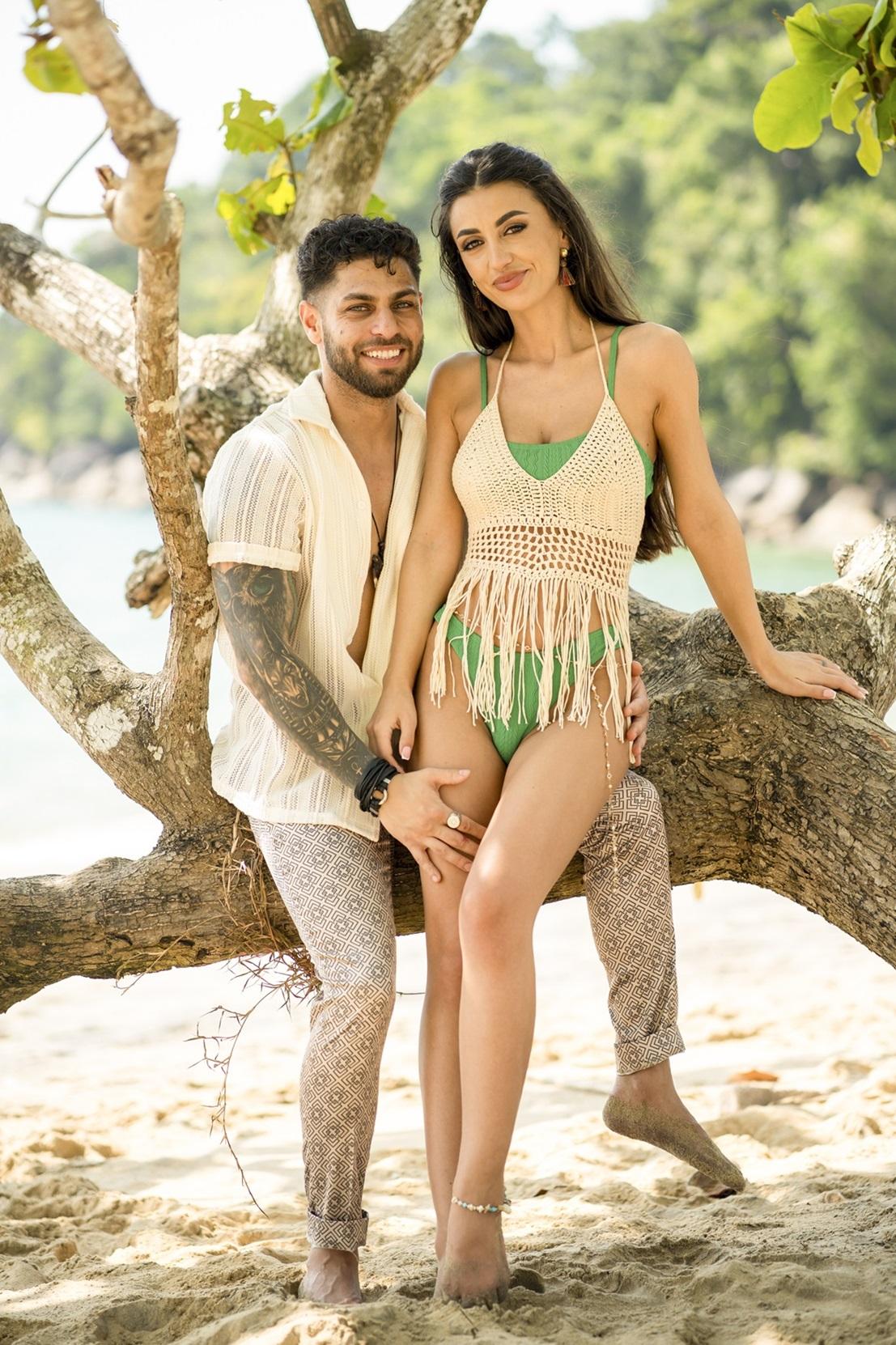 Bianca Mitroi și Robert Braia în emisiunea „Insula Iubirii”, îmbrăcați în haine de plajă, chiar la începutul filmărilor