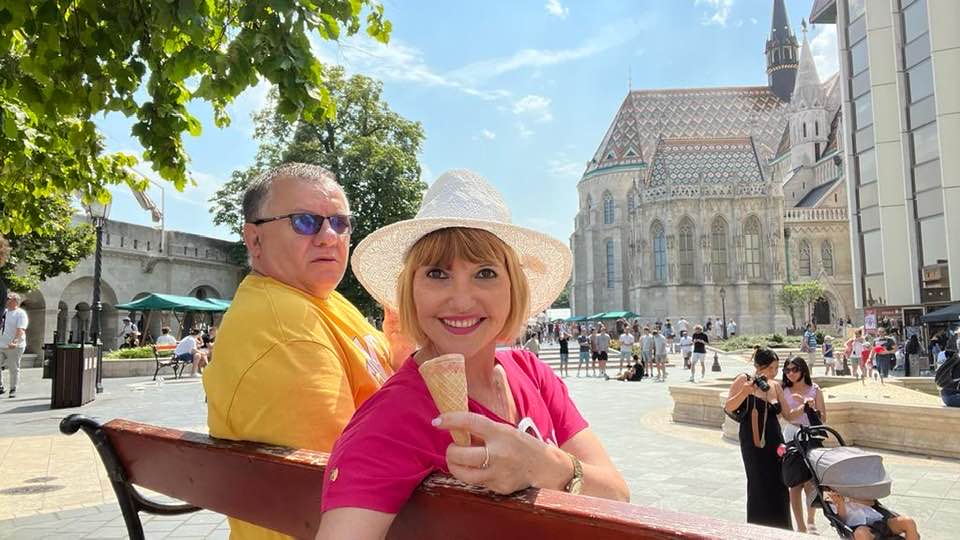 Marina Almășanu mâncând înghețată, în timp ce stă pe o bancă alături de fostul ei partener, Georgică Cornu