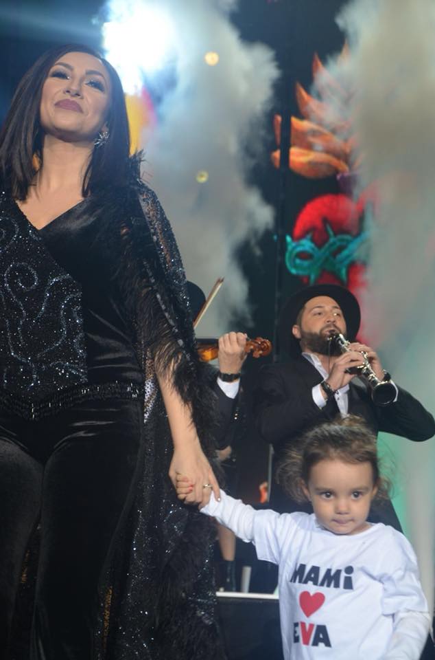 Eva Măruță când era mai mică și a urcat pe scenă alături de Andra, în timpul unui concert