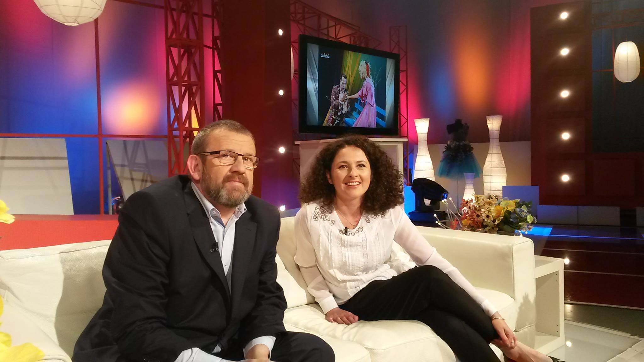 Adriana Irimescu și Adrian Titinei când încă erau împreună, în platoul unei emisiuni de la TVR.