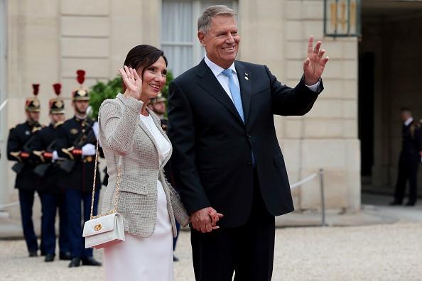 Carmen și Klaus Iohannis, salutând mulțimea, la deschiderea Jocurilor Olimpice de la Paris, 26 iulie 2024