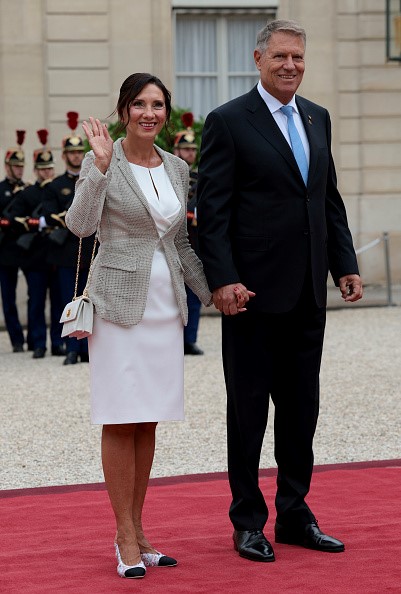 Carmen și Klaus Iohannis la deschiderea Jocurilor Olimpice de la Paris, 26 iulie 2024, în ținutele alese pentru acest eveniment
