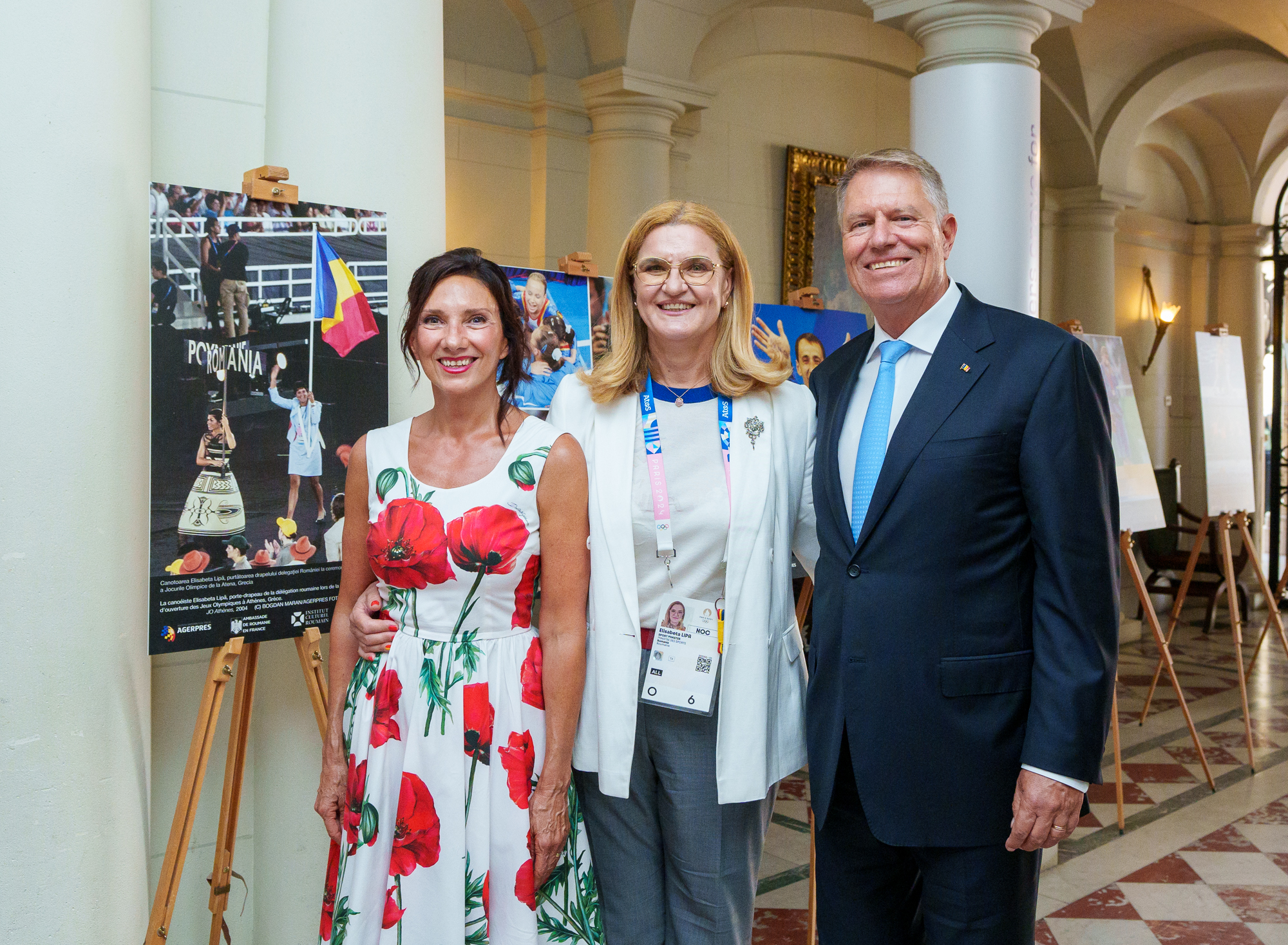 Carmen Iohannis în rochia albă cu maci, care a atras atenția tuturor, alături de Klaus Iohannis și Elisabeta Lipă, la Paris