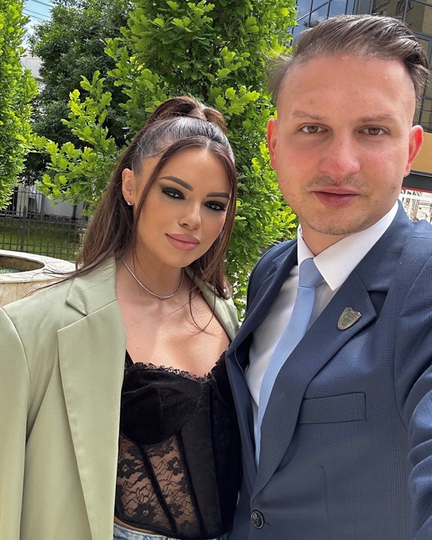 Cosmina Adam alături de soțul ei, Claudiu Matei, îmbrăcați elegant pentru un eveniment la care au participat împreună