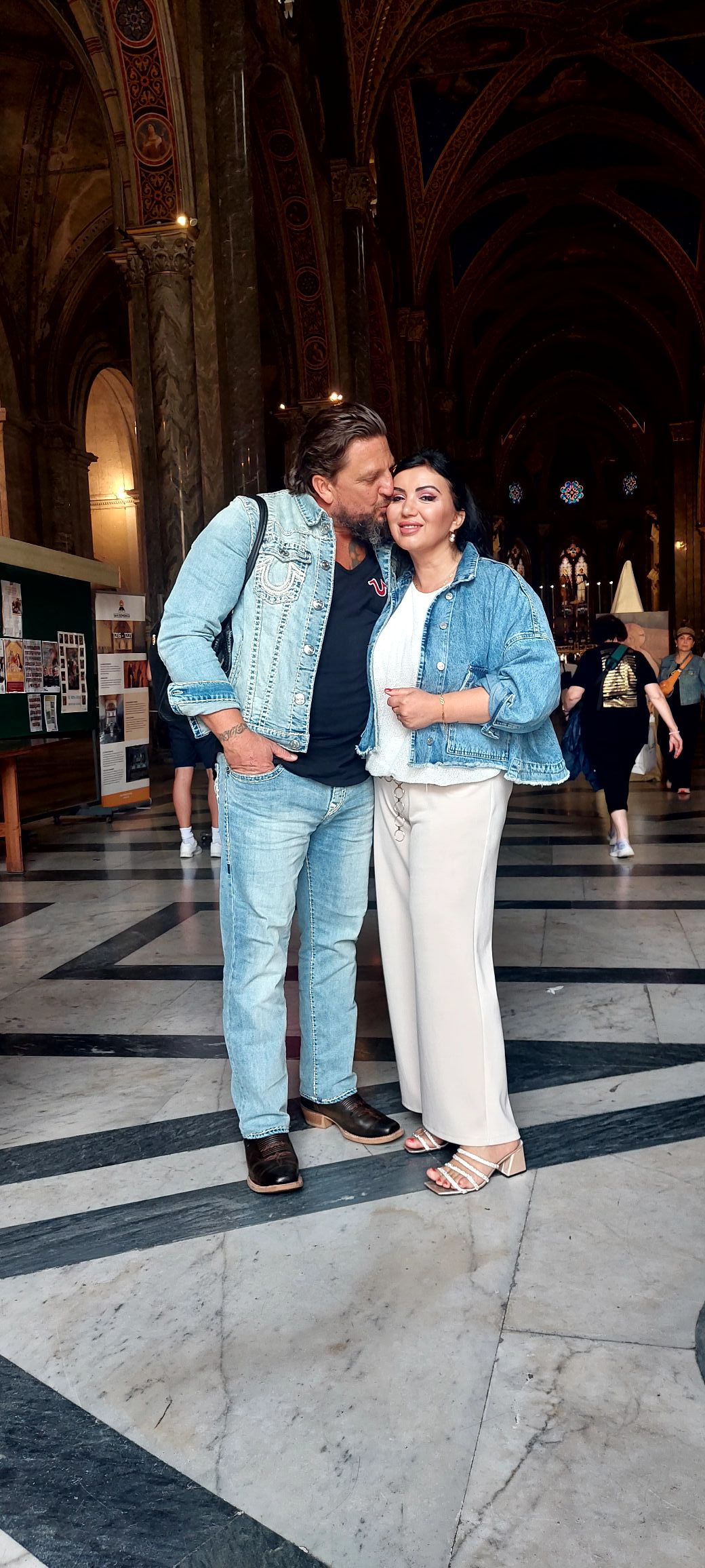 George Restivan o sărută pe obraz pe Adriana Bahmuțeanu, în timpul unei vacanțe în Roma, Italia