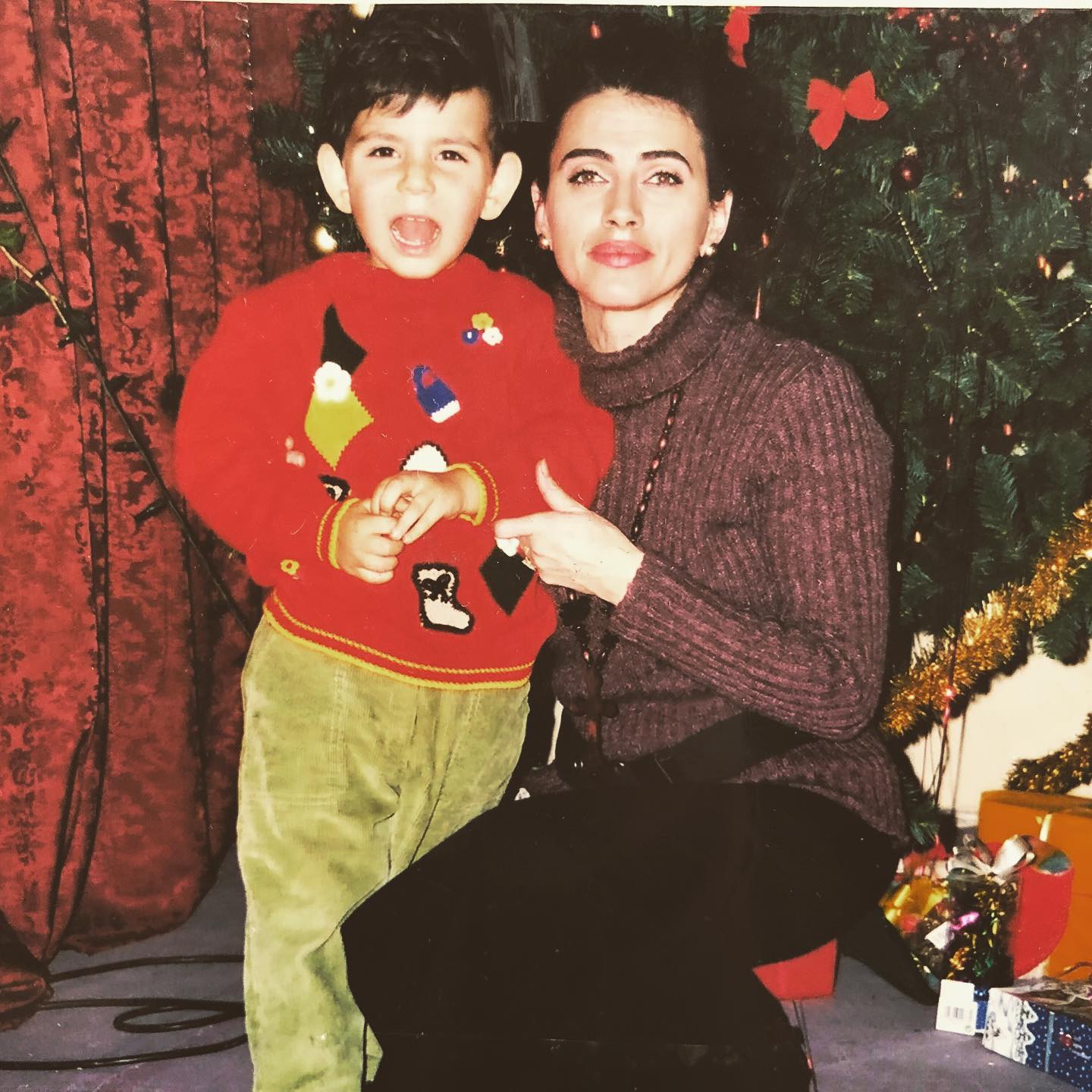 Andrei Bănuță la grădiniță, înainte de vacanța de iarnă, alături de mama lui, care a venit să îl susțină la prima serbare din viața lui