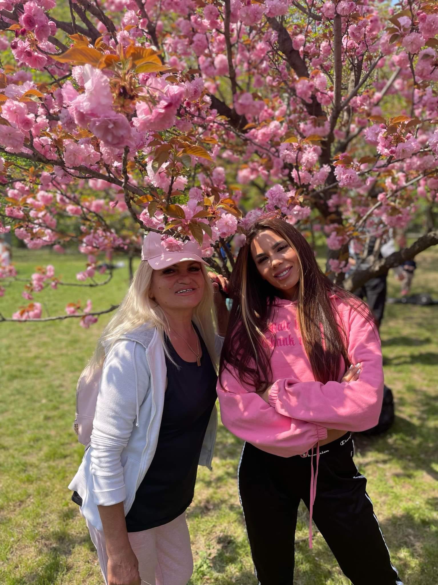 Cristina Rotaru de la Insula Iubirii alături de mama ei, lângă un cireș japonez