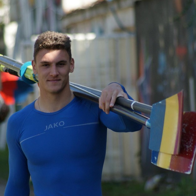 Andrei Cornea, ținând două vâsle pe umăr