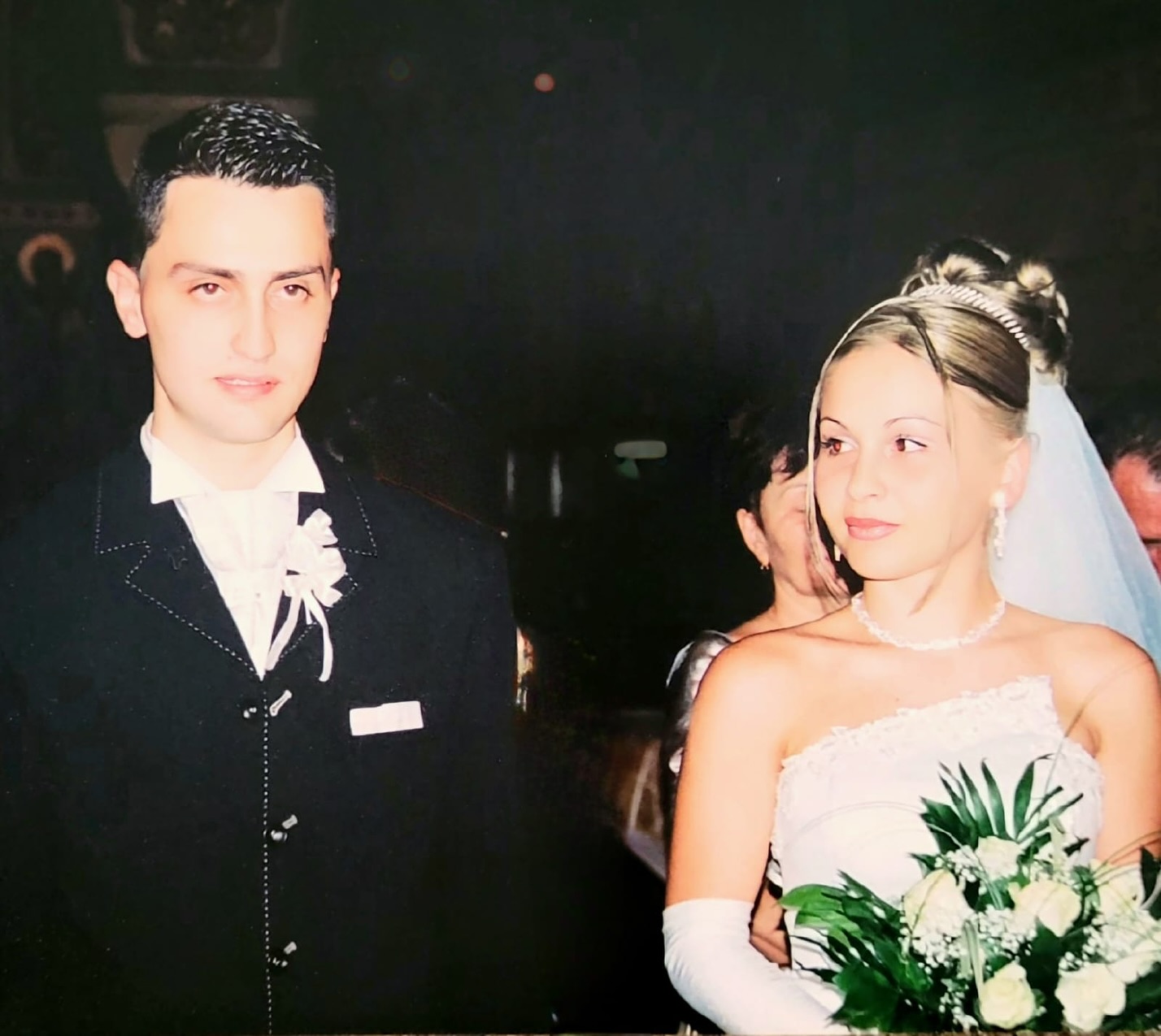 Chef Orlando Zaharia și soția sa, Mădălina Zaharia, îmbrăcați în mire și mireasă, în biserică, în ziua nunții lor
