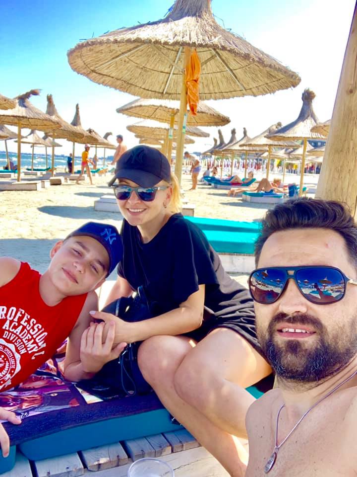 Chef Orlando Zaharia, la plajă, alături de soție și de fiu, când acesta era mai mic