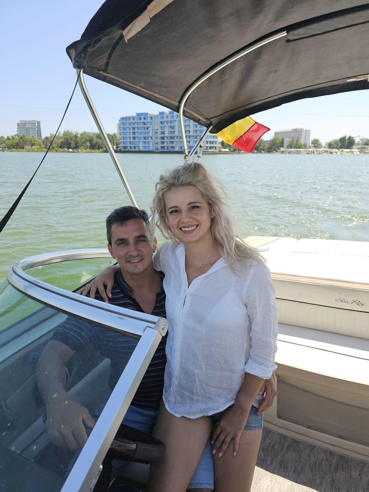 Marian Drăgulescu în prezent, alături de Simona, actuala parteneră, îmbrățișați pe o barcă