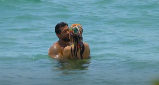 Andrei Rotaru o sărută pasional pe ispita Diandra Moga, în emisiunea Insula Iubirii