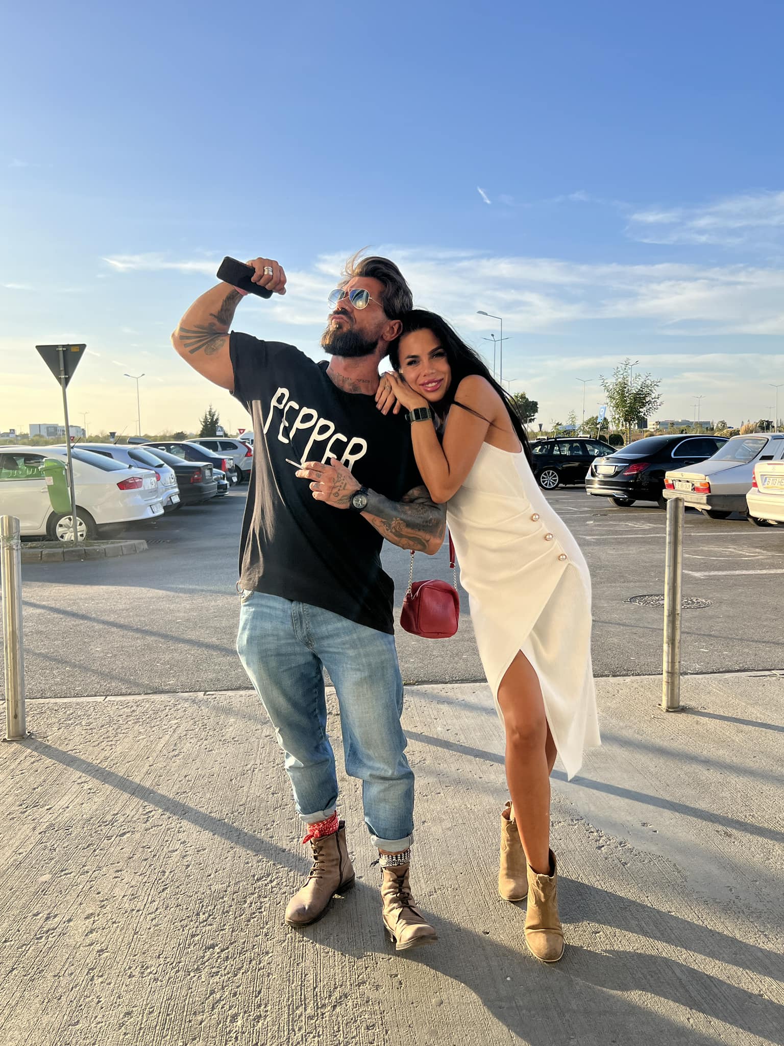 Cristina Rotaru sprijinindu-se pe umărul lui Andrei Rotaru, într-o parcare