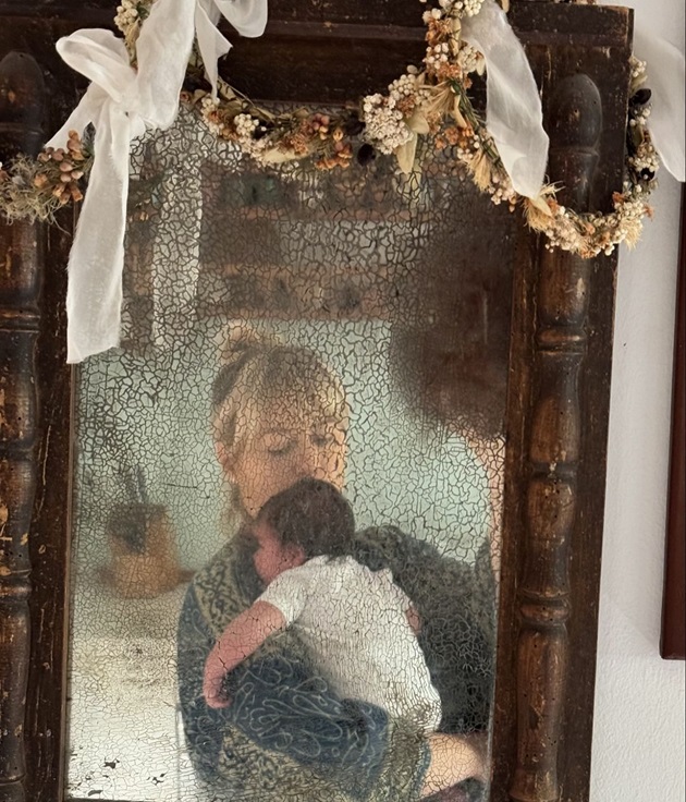 Laura Cosoi s-a fotografiat în oglindă în timp ce o ținea în brațe pe fetița ei nou-născută