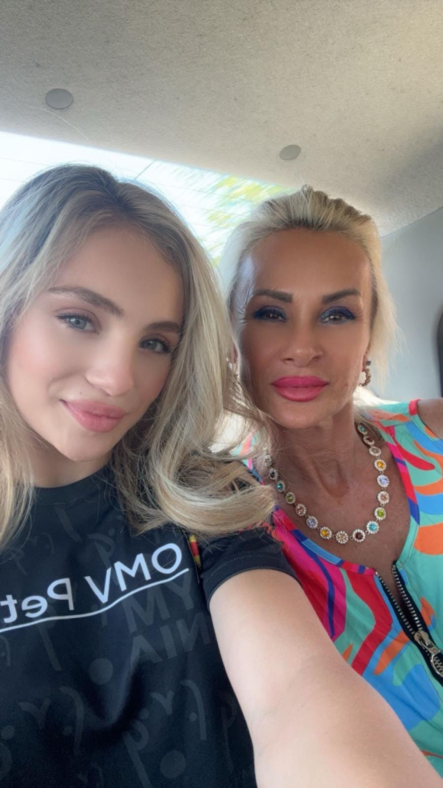 Sabrina Voinea pe bancheta din spate a mașinii, alături de mama ei, Camelia Voinea