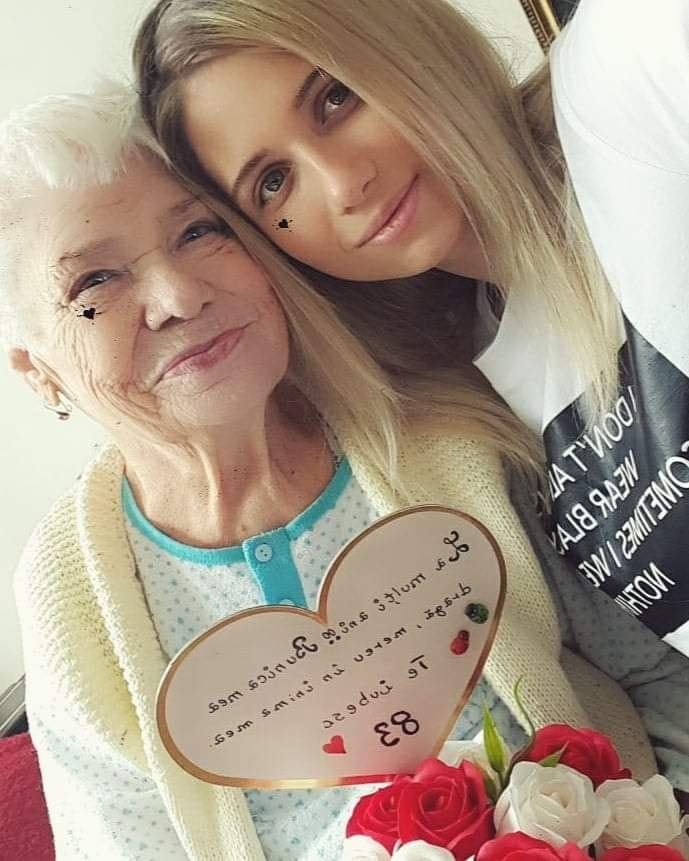 Maria Covașă alături de bunica adoptivă, căreia i-a oferit un cadou la aniversarea de 83 de ani