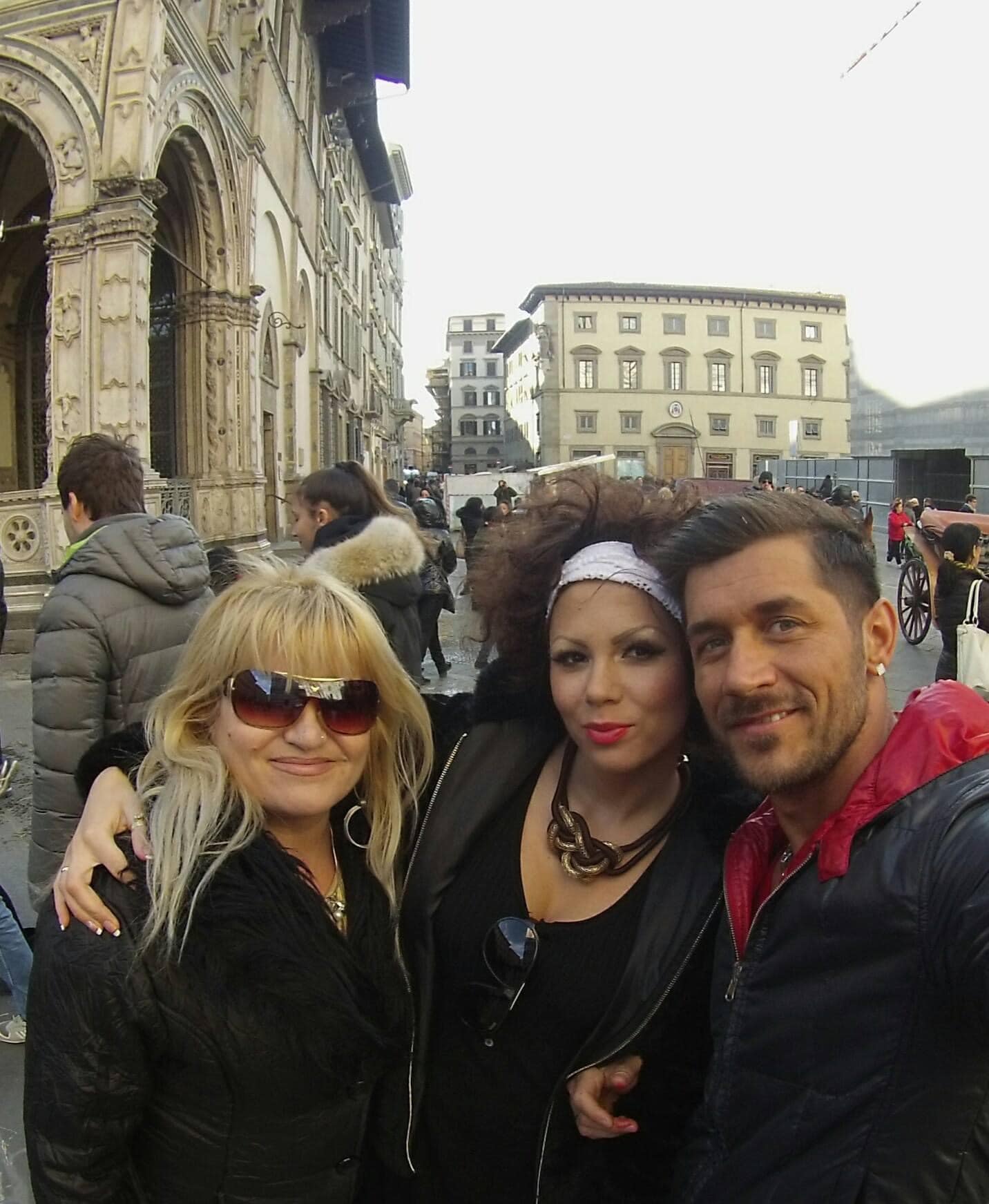 Cristina Rotaru îmbrățișându-i pe Andrei Rotaru și pe mama ei, Tanța Blonda