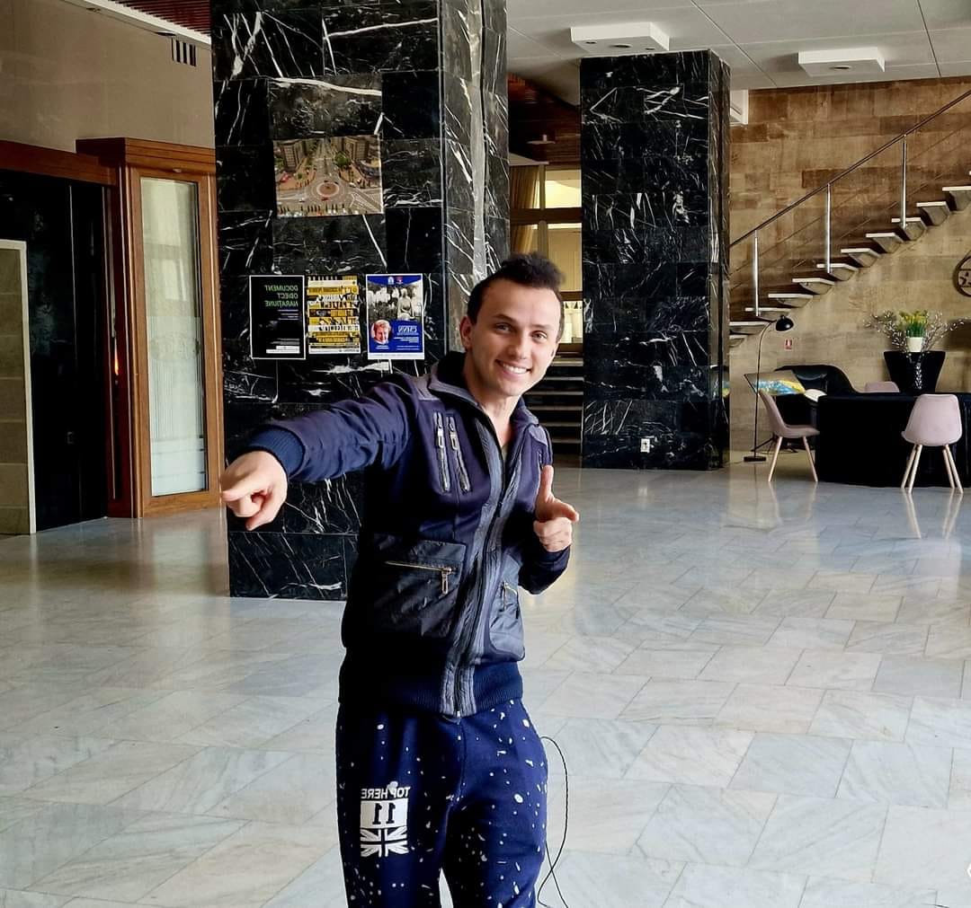 Mihai Trăistariu îmbrăcat sport, în trening, la recepția unui hotel